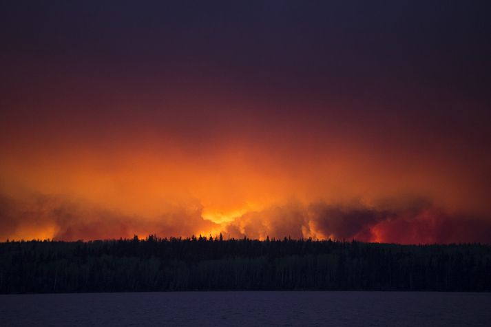 Ekkert lát er á skógareldunum í Kanada. Óttast er að þeir muni breiða enn frekar úr sér.