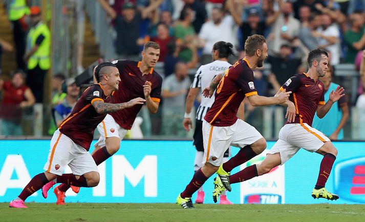 Leikmenn Roma fagna marki Pjanic.