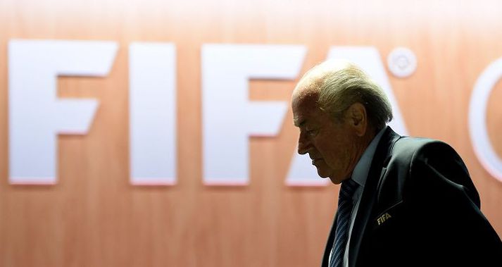 Sepp Blatter hefur ekki átt sjö dagana sæla síðan aragrúi spillingarmála kom upp innan FIFA.
