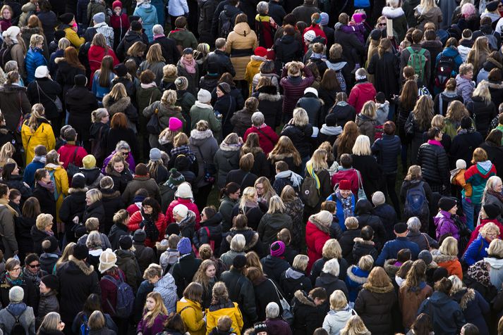 Á höfuðborgarsvæðinu bjuggu 224 þúsund manns en 126.710 utan höfuðborgarsvæðisins.