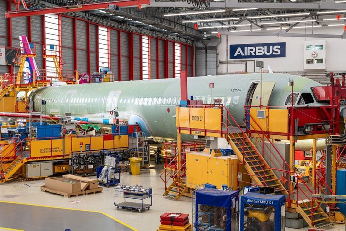 Frá smíði þotunnar í verksmiðju Airbus í Hamborg. Hún er af gerðinni A321neo.