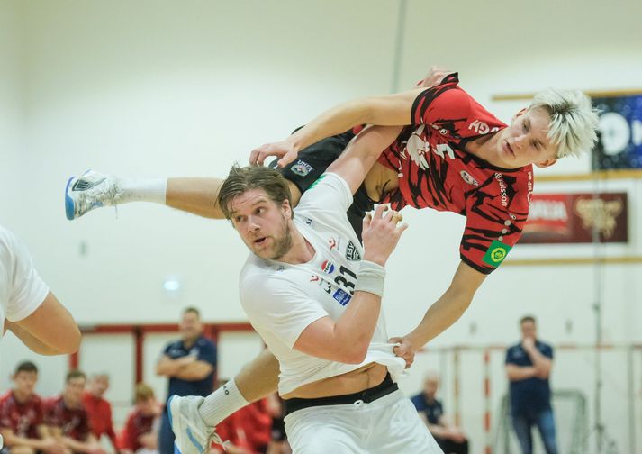 Harri Halldórsson í loftinu, með aðstoð Sigtryggs Daða Rúnarssonar.