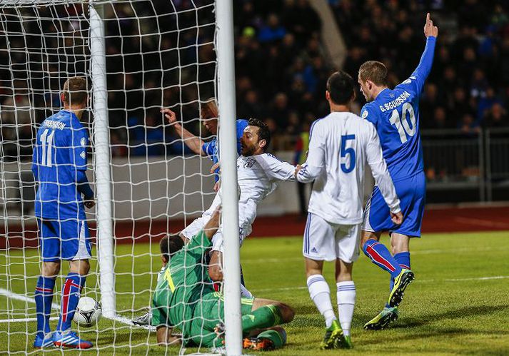 Gylfi Þór Sigurðsson fagnar hér seinna marki Íslands í sigrinum á Kýpur í gær.