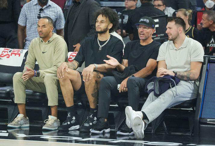 Nico Harrison - framkvæmdastjóri Dallas, Dereck Liverly, Jason Kidd - þjálfari og Luka Dončić - nýasti leikmaður Los Angeles Lakers.