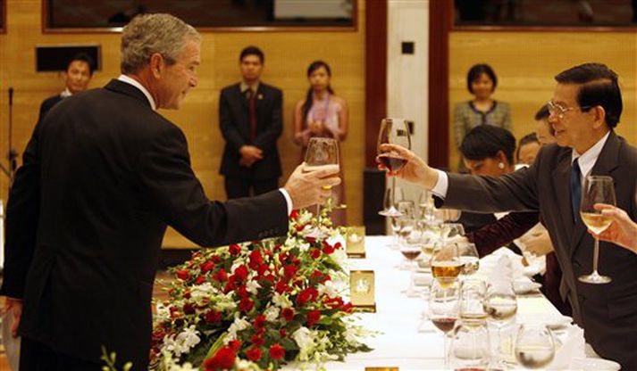 George Bush, Bandaríkjaforseti, og Nguyen Minh Triet, forsætisráðherra Víetnams, í Hanoi í gær.