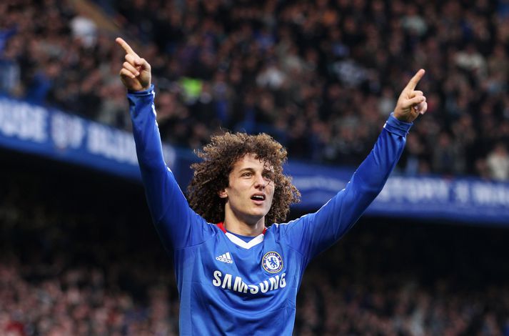 Luiz fagnar í leik með Chelsea.
