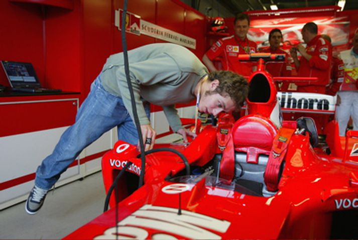 Valention Rossi kíkir um borð í Ferrari bíl. Hann keyrði slíkt farartæki fyrir tveimur árum.