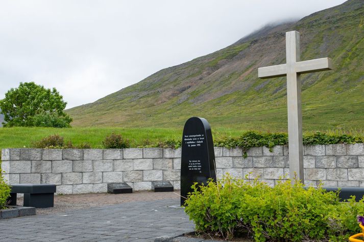 Frá minningarreit um þá sem létust í snjóflóðunum á Súðavík árið 1995.