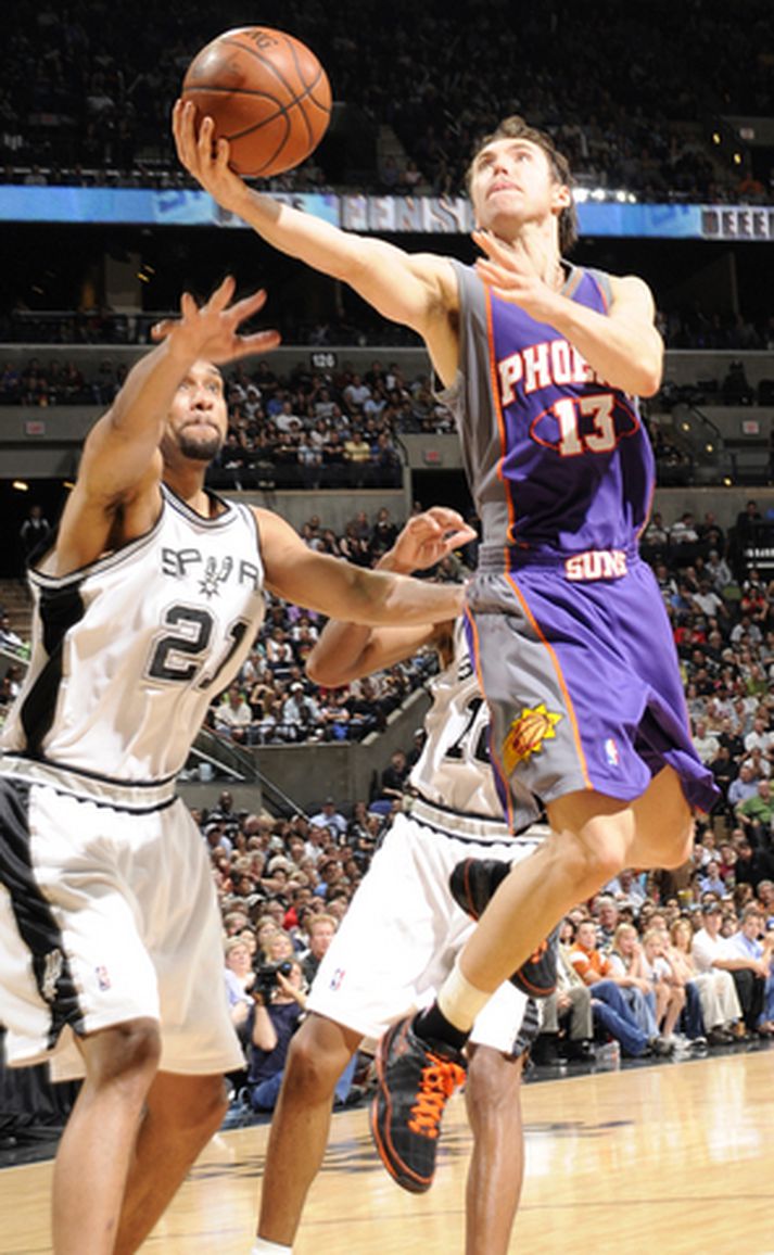 Tim Duncan reynir hér að stöðva Steve Nash.