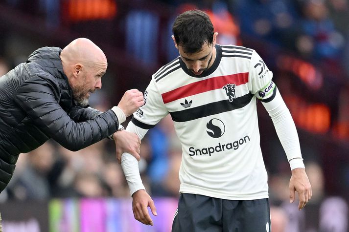 Erik ten Hag ræðir við Bruno Fernandes sem skaut í slá í seinni hálfleik gegn Aston Villa.