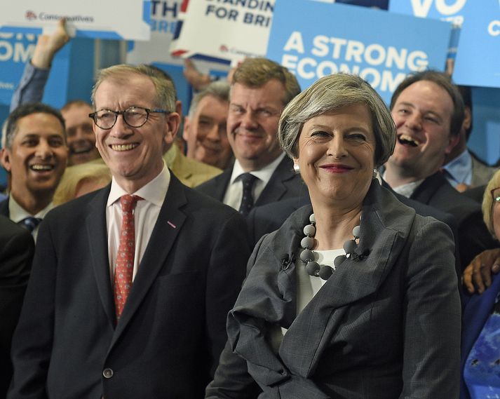 Theresa May ásamt Philip, eiginmanni sínum, á kosningafundi í London í gær.