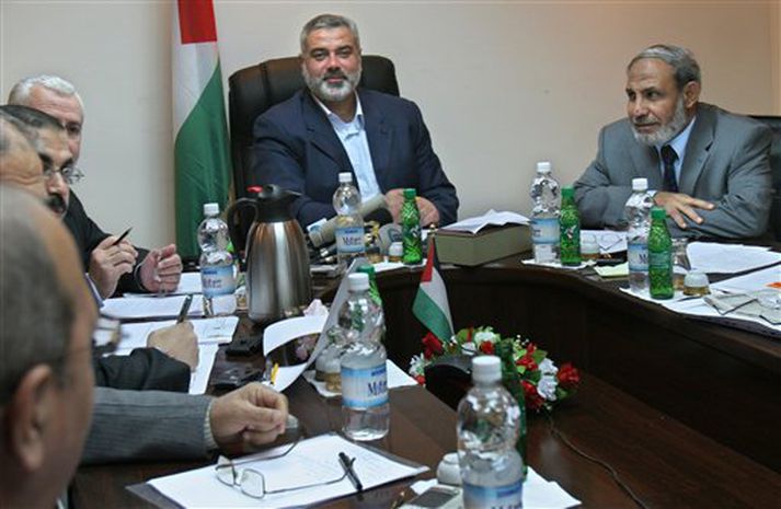 Ismail Haniyeh, forsætisráðherra, á fundi með samráðherrum í heimastjórn Palestínumanna í Gaza-borg í dag.