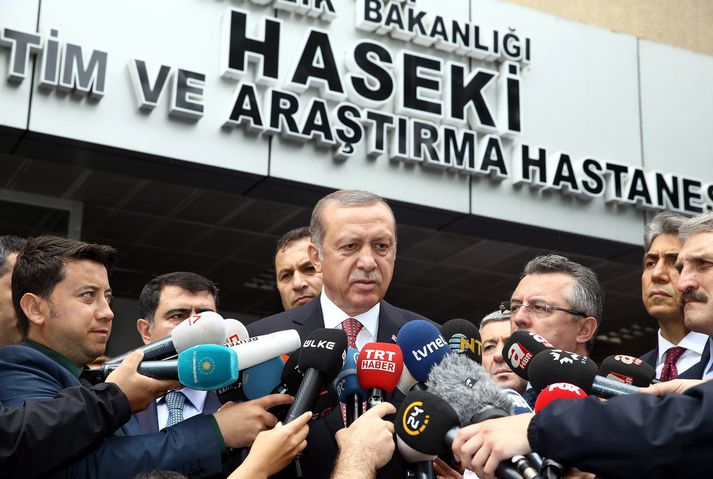 Recep Tayyip Erdogan, forseti Tyrklands, ræddi í gær við fjölmiðla eftir að hafa heimsótt hina særðu á sjúkrahús.