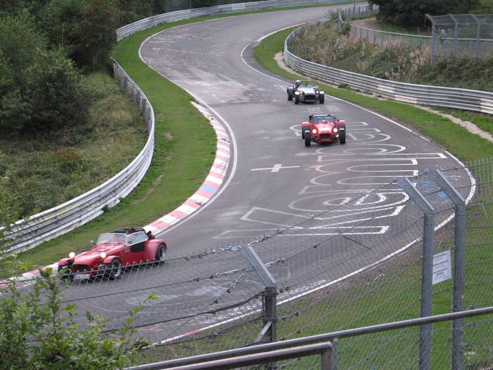 Gamlir keppnisbílar glíma við Nürburgring brautina.