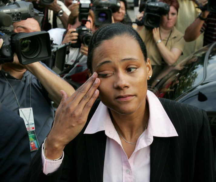 Marion Jones gengur úr réttarsalnum á sínum tíma.