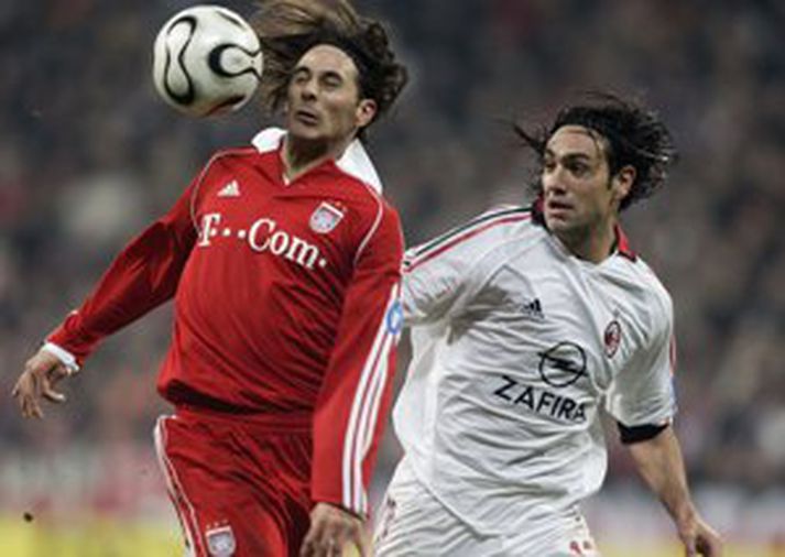 Claudio Pizarro hjá Bayern á hér í höggi við Alessandro Nesta hjá Milan í leik liðanna í 16-liða úrslitunum í fyrra