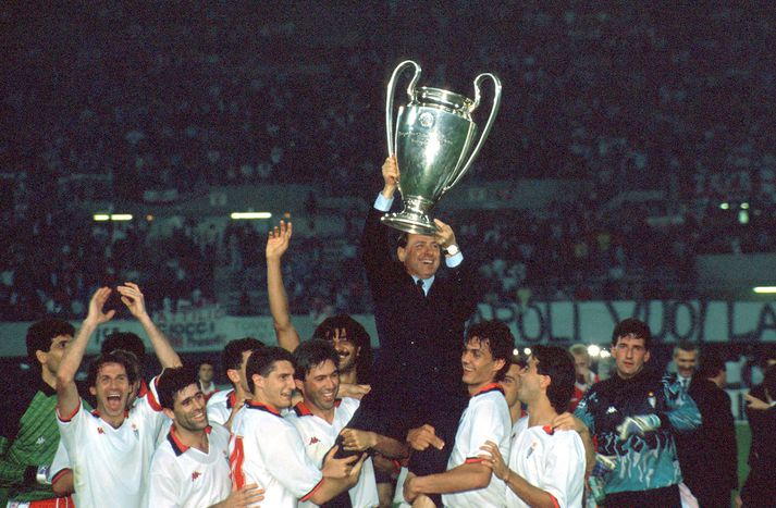 Silvio Berlusconi lyftir Evrópumeistarabikarnum eftir sigur AC Milan á Benfica 1990. Milan varð fimm sinnum Evrópumeistari í eigendatíð hans.