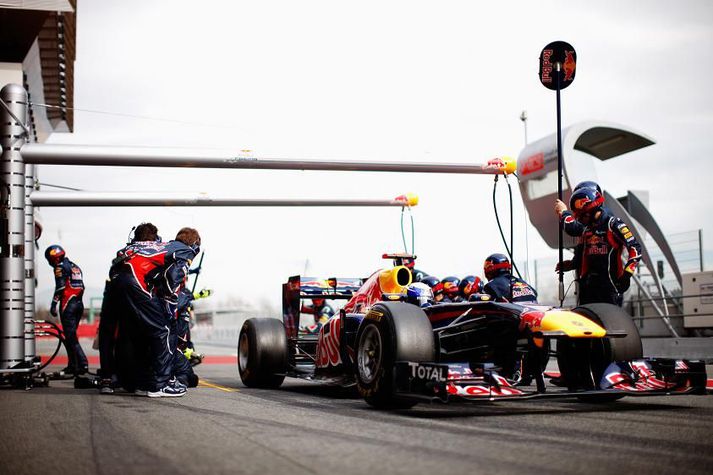 Sebastian Vettel og Red Bull menn æfðu þjónustuhlé á Barcelona brautinni í dag, auk þess að Vettel keyrði æfingahringi. Mynd: Getty Images/Mark Thompson