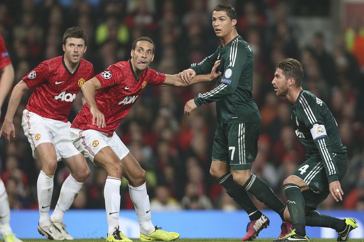 Rio Ferdinand reynir hér að dekka Cristiano Ronaldo í leiknum á Old Trafford.