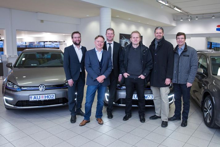 Á myndinni má sjá forsvarsmenn Volkswagen og Reykjafells: Frá vinstri: Árni Þorsteinsson, sölustjóri Volkswagen; Friðbert Friðbertsson, forstjóri HEKLU; Steinar Sigurðsson, flotastjóri HEKLU; Hannes Jón Helgason, framkvæmdarstjóri Reykjafells; Ottó Eðvarð Guðjónsson, sölustjóri Reykjafells; Þorvaldur Guðmundsson, vörustjóri Reykjafells.