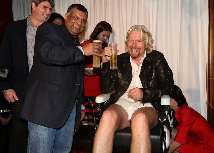 Tony Fernandez og Richard Branson skála eftir að sá síðarnefndi tapaði veðmáli um hvort Formúlu 1 lið þeirra félaga hefði betur í kappakstrinum í Ástralíu. Branson fór í vaxmeðferð vegna tapsins.