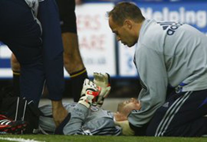 Petr Cech slasaðist alvarlega í samstuði við Stephen Hunt