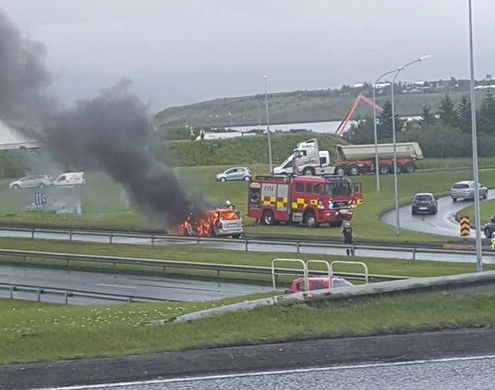 Engan sakaði þegar bíll varð alelda á Sæbrautinni á fimmta tímanum í dag.