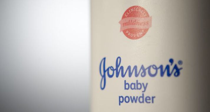 Johnson & Johnson neitaði sök í málinu og íhugar að áfrýja því.