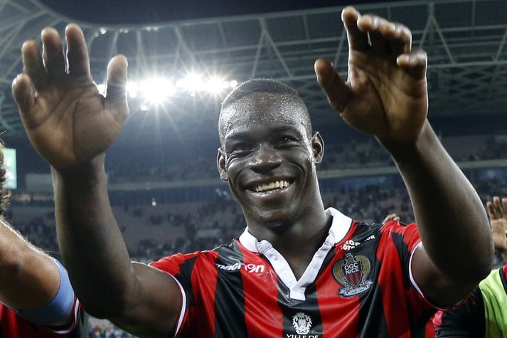 Balotelli fagnar með Nice um helgina.