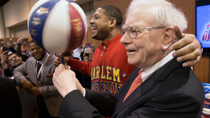 Warren Buffet að leika sér að körfubolta, ekki hlutabréfum.