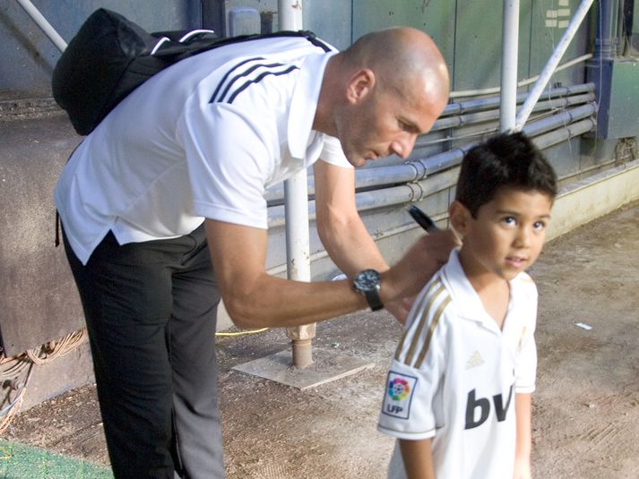 Zinedine Zidane gefur hér eiginhandaráritun.