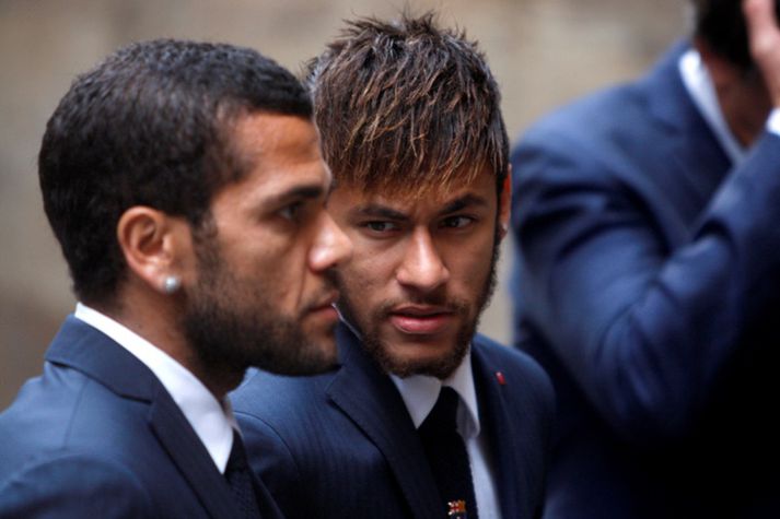 Alves og Neymar standa saman.