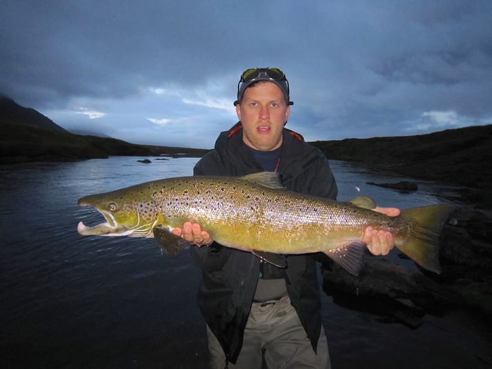 Jón Þór Júlíusson hjá Hreggnasa með flottan lax úr Svalbarðsá 2014