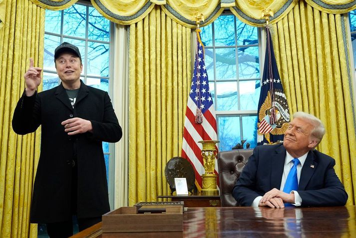 Elon Musk og Donald Trump í Hvíta húsinu í gærkvöldi.