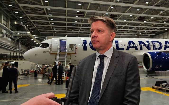 Bogi Nils Bogason, forstjóri Icelandair, við Esju, fyrstu Airbus-þotu Icelandair.