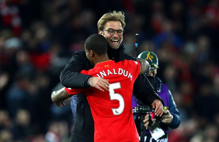 Hetjan Wijnaldum fær faðmlag frá Jürgen Klopp, knattspyrnustjóra Liverpool.