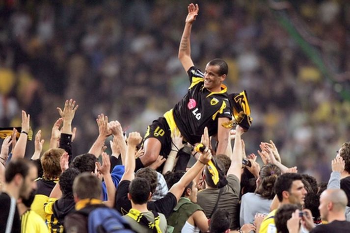 Rivaldo er hér hylltur af stuðningsmönnum AEK.