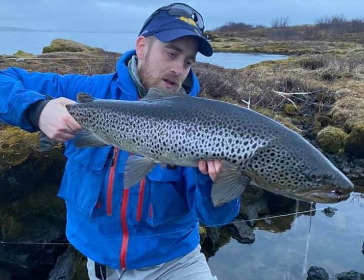 Sindri Hlíðar með flottan urriða af Kárastöðum