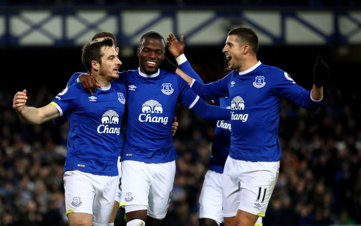 Enner Valencia, Leighton Baines og Kevin Miralles fagna einu marki Everton í dag.