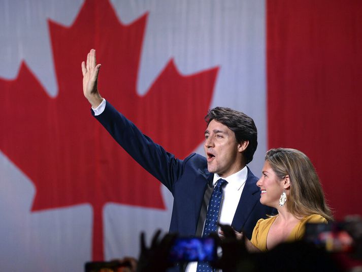 Justin Trudeau fagnar með eiginkonu sinni, Sophie Gregoire-Trudeau, í Montreal í gærkvöldi.
