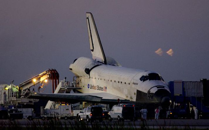 FLugvirkjar skoða geimskutluna
Óttast var að geimrusl hefði skemmt ytra byrði skutlunnar og var lendingu því frestað um einn dag.