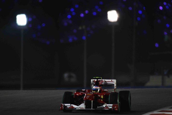 Fernando Alonso á Ferrari á ferð í flóððljósunum í Abu Dhabi í dag.