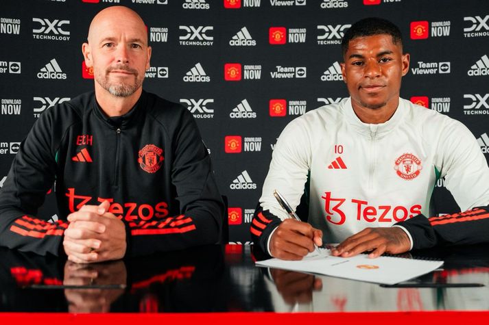 Erik ten Hag og Marcus Rashford þegar sá síðarnefndi skrifaði undir nýjan samning.