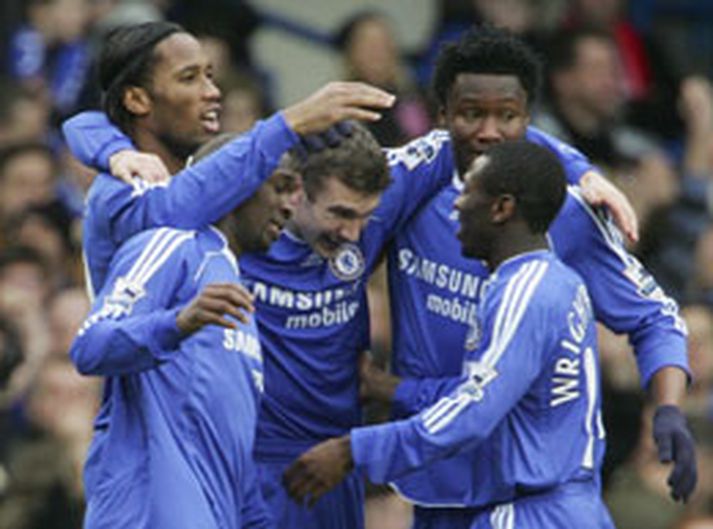 Leikmenn Chelsea virðast óðum vera að taka Andrei Shevchenko í sátt. Hér fagna þeir marki hans í dag.