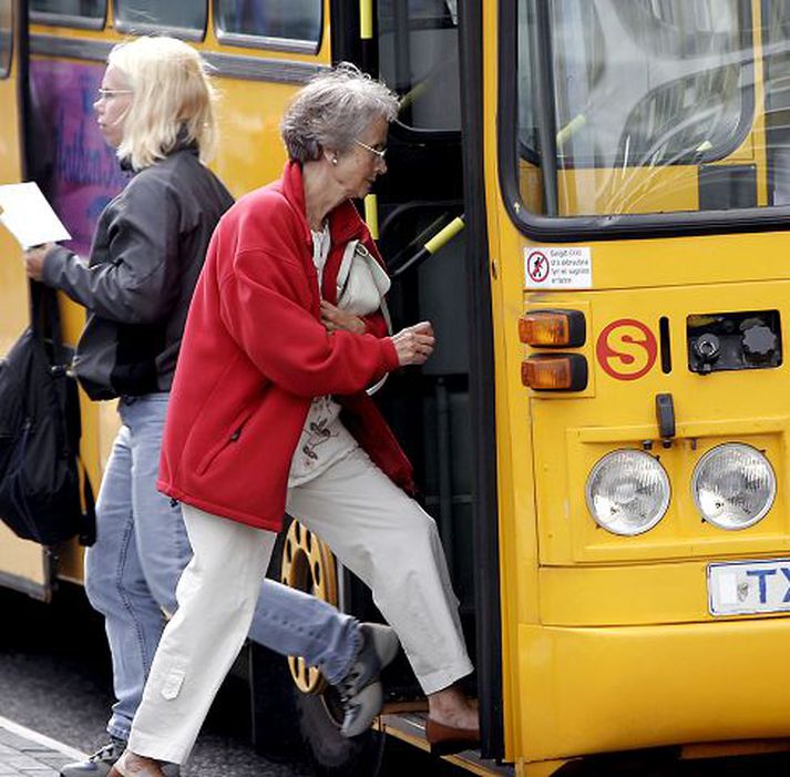 Unglingar sem búa vestast í Vesturbænum þurfa nú að ganga í skólann, láta aka sér eða fá foreldrana til að borga strætómiða. Borgin styrkir ekki kaup á strætómiðum.