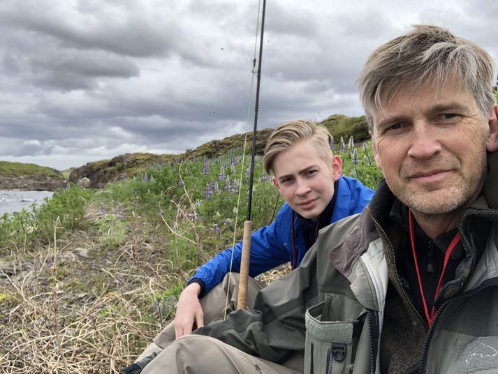 Þór Sigfússon ásamt syni sínum við veiðar.