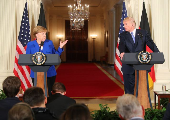 Leiðtogarnir tveir, Angela Merkel og Donald Trump, á blaðamannafundi.