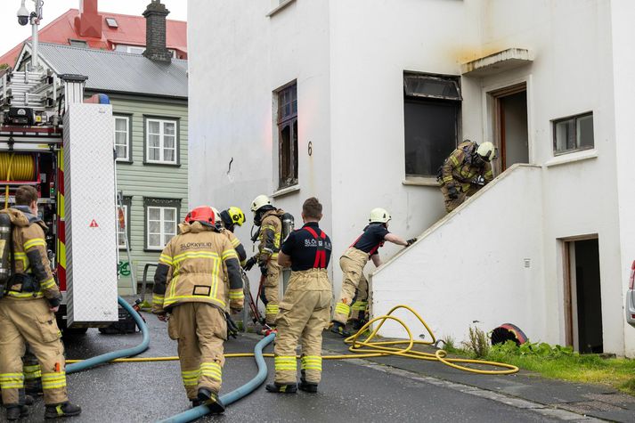 Slökkviliði barst útkall um eld í íbúðarhúsnæði við Amtmannsstíg um klukkan átta í morgun.