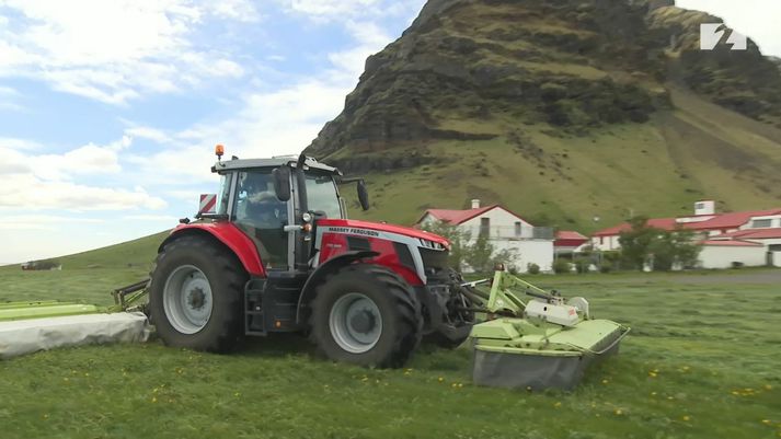 Sláttur á Þorvaldseyri í dag. Páll Ólafsson á traktornum.