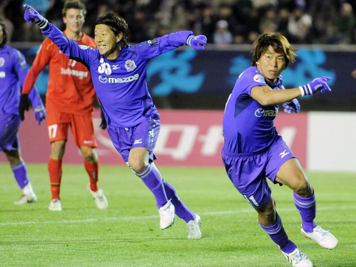 Leikmenn Sanfrecce Hiroshima eru að stæla Stjörnumenn.